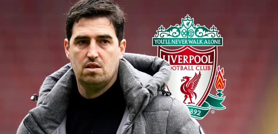Entrenador con el escudo de Liverpool de fondo