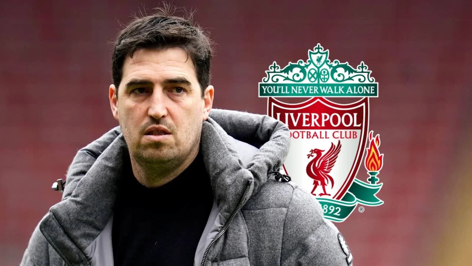 Entrenador con el escudo de Liverpool de fondo
