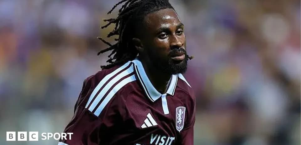 Jugador corriendo en uniforme de Aston Villa