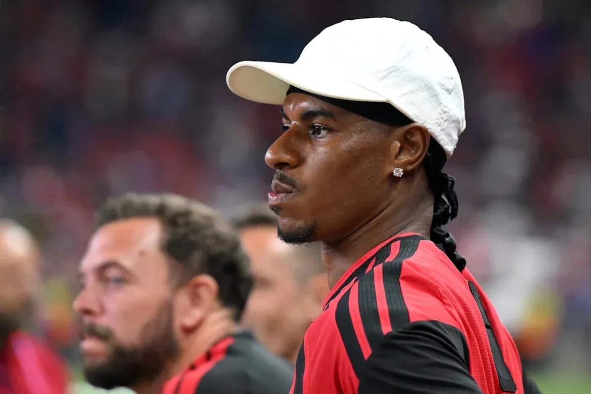 Jugador en la banca durante un partido de fútbol