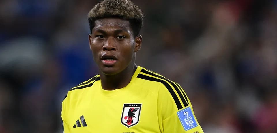 Jugador de Japón con camiseta amarilla en el campo