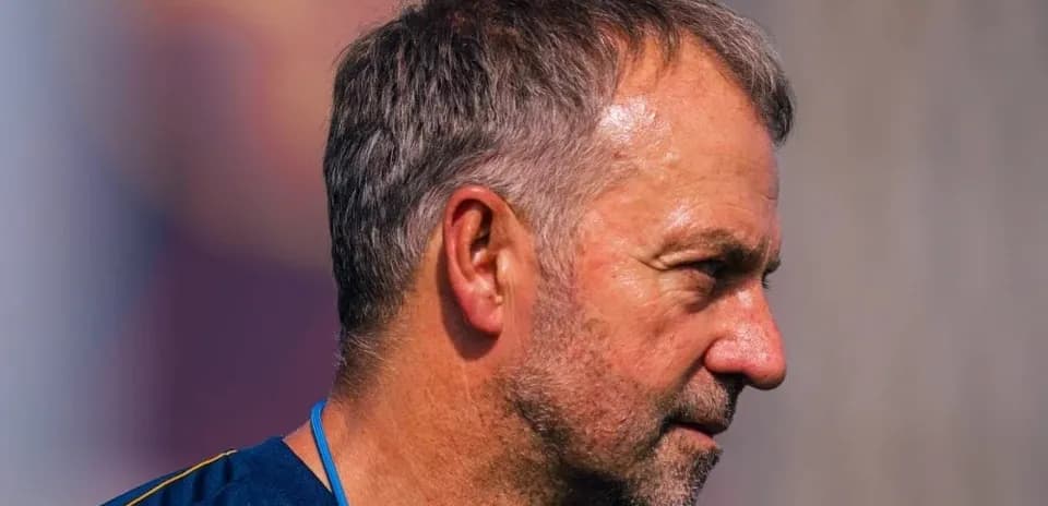 Entrenador en perfil durante sesión de entrenamiento