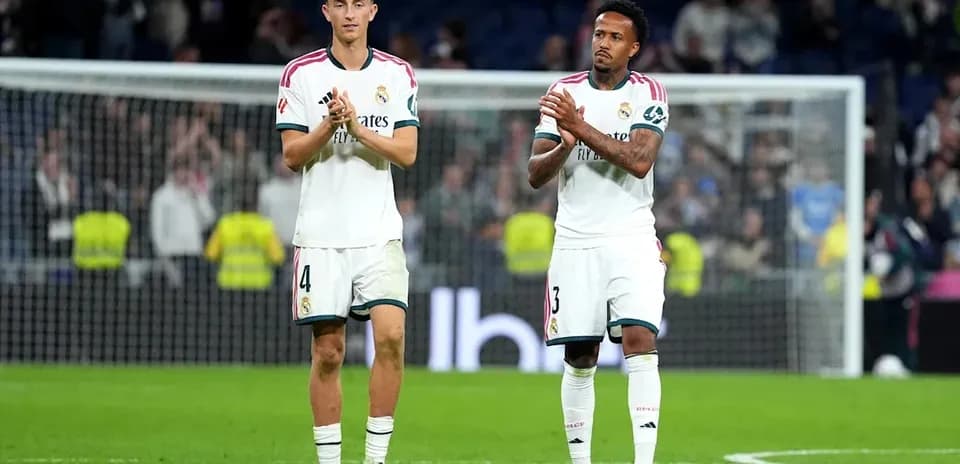 Jugadores de Real Madrid aplaudiendo tras el partido
