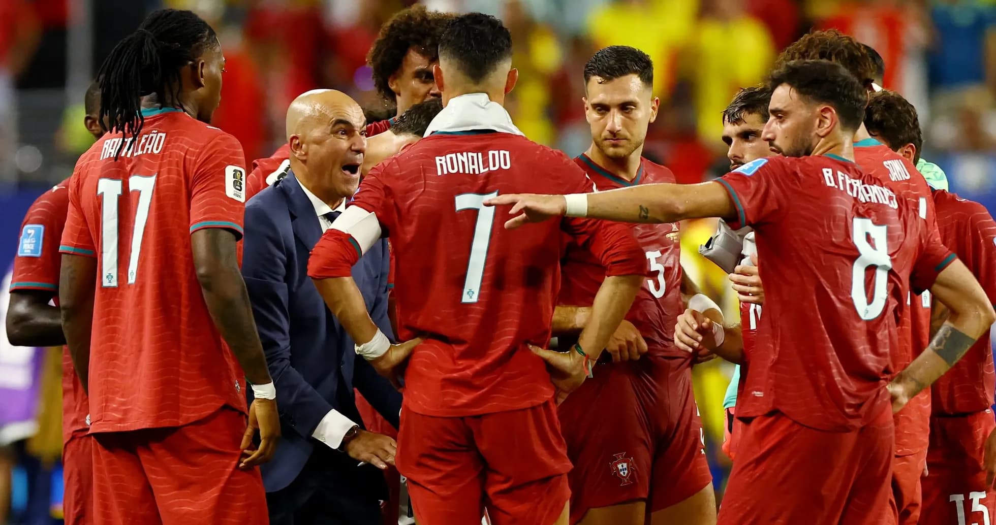 Jugadores de Portugal discutiendo tácticas en el partido