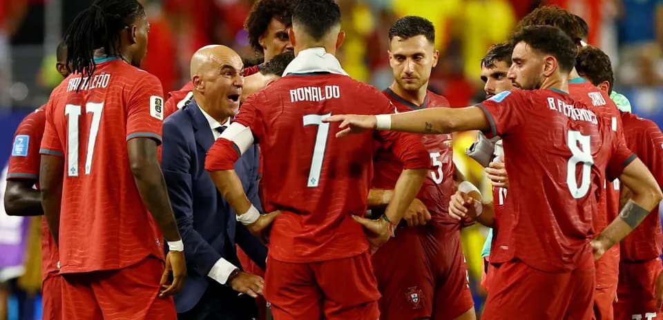 Jugadores de Portugal discutiendo tácticas en el partido