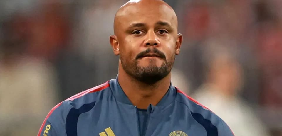 Jugador con camiseta de entrenamiento en el campo