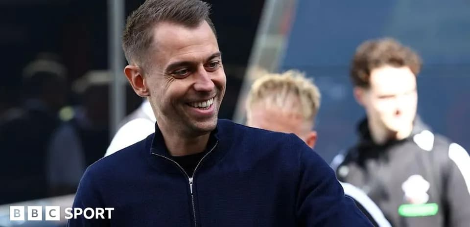 Hombre sonriendo en un entorno deportivo