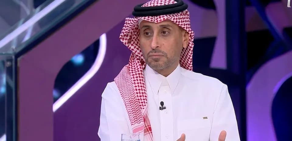 Hombre con ghutrá hablando en un set de televisión