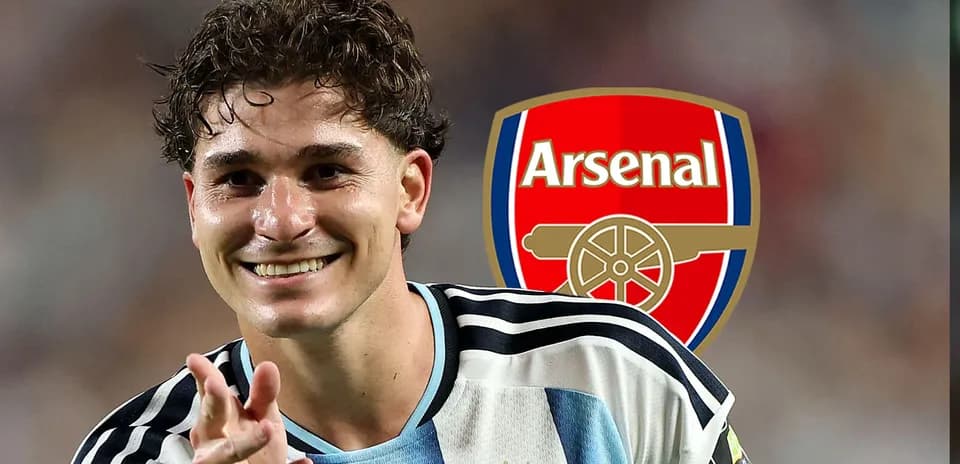 Jugador de Argentina sonriendo con logo de Arsenal
