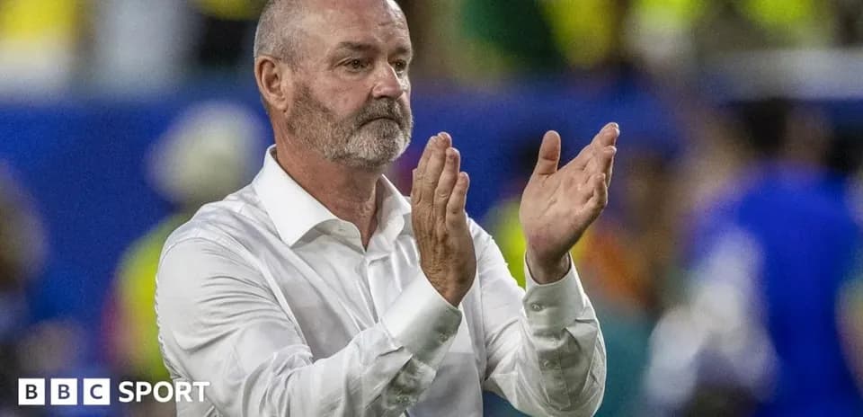 Entrenador aplaudiendo en el campo durante partido