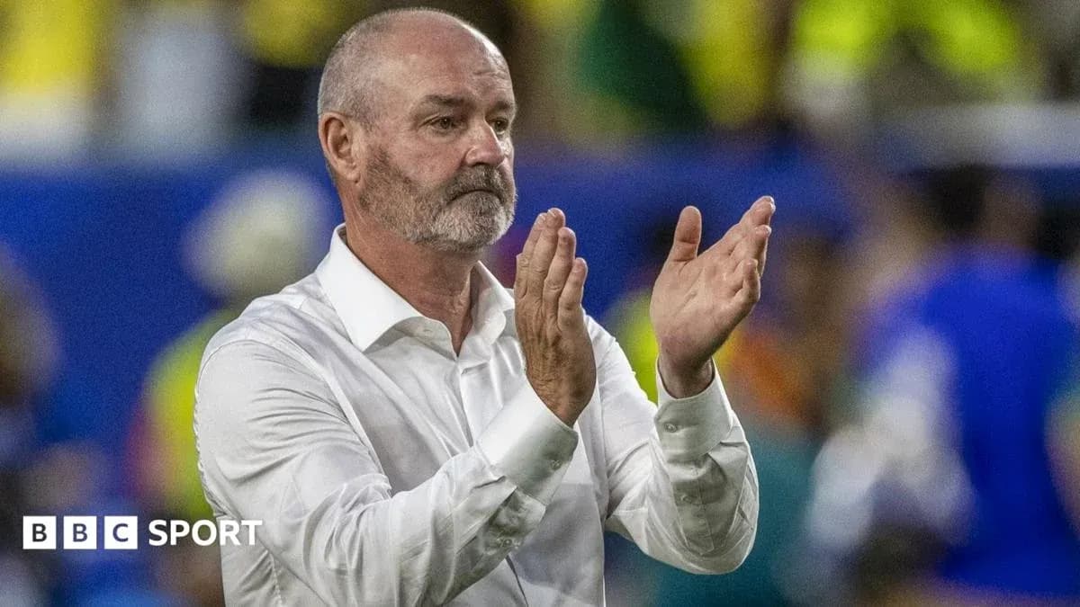 Entrenador aplaudiendo en el campo durante partido