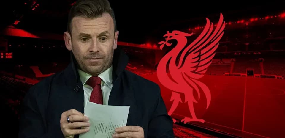Persona sosteniendo un papel en estadio de Liverpool