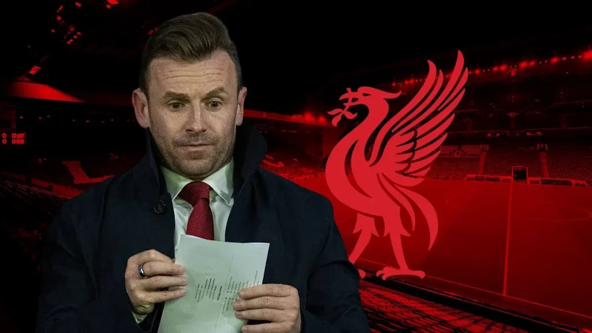 Persona sosteniendo un papel en estadio de Liverpool