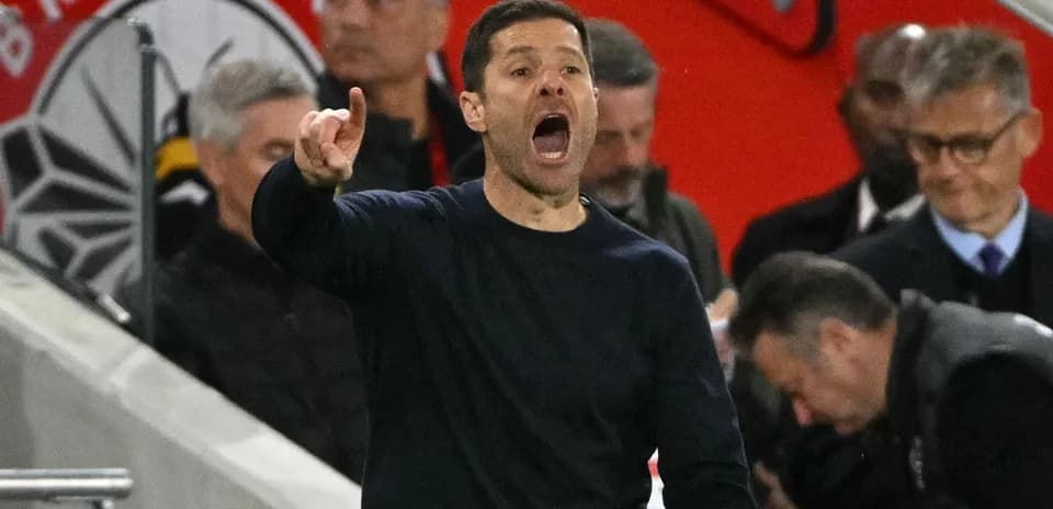 Entrenador dando instrucciones durante un partido