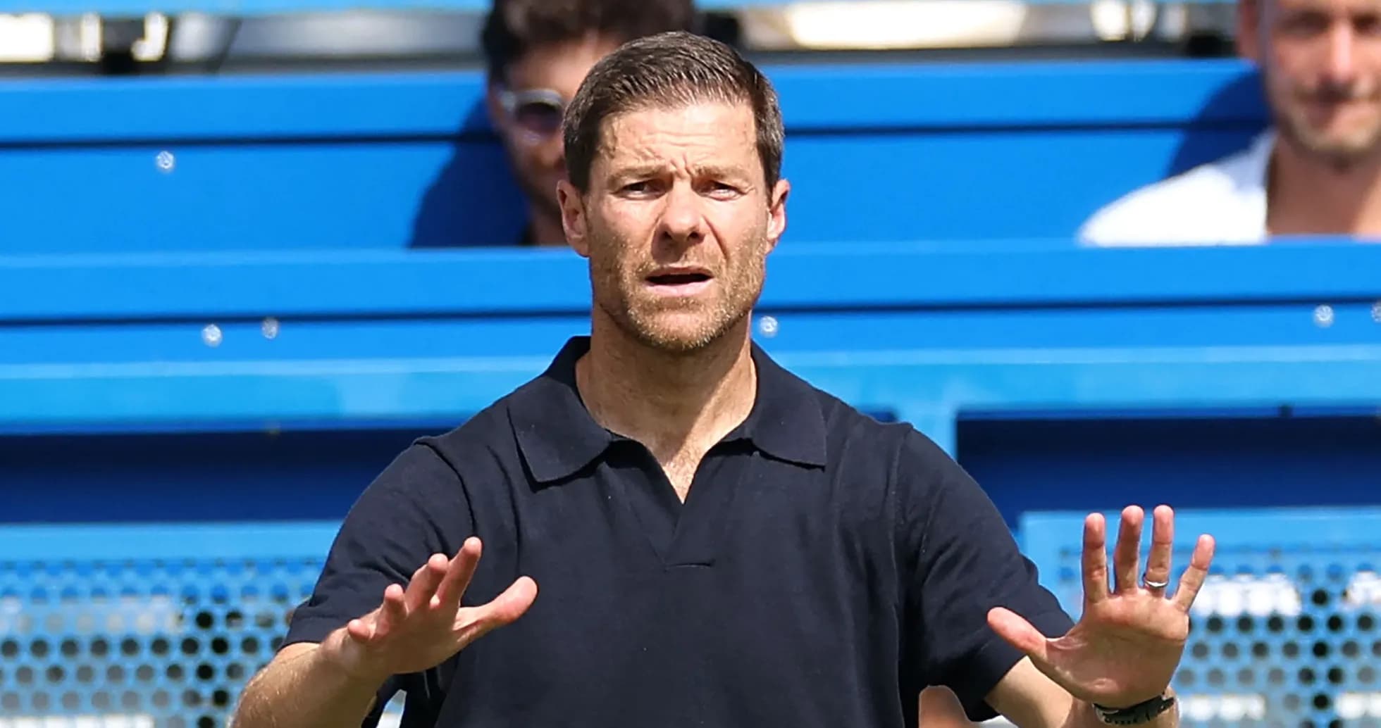 Entrenador dando instrucciones en el banquillo