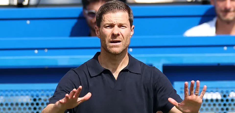 Entrenador dando instrucciones en el banquillo