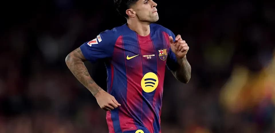 Jugador de FC Barcelona corriendo en el campo