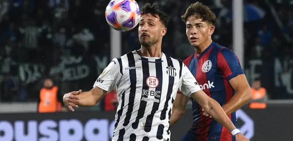 Jugadores de Talleres y San Lorenzo en acción