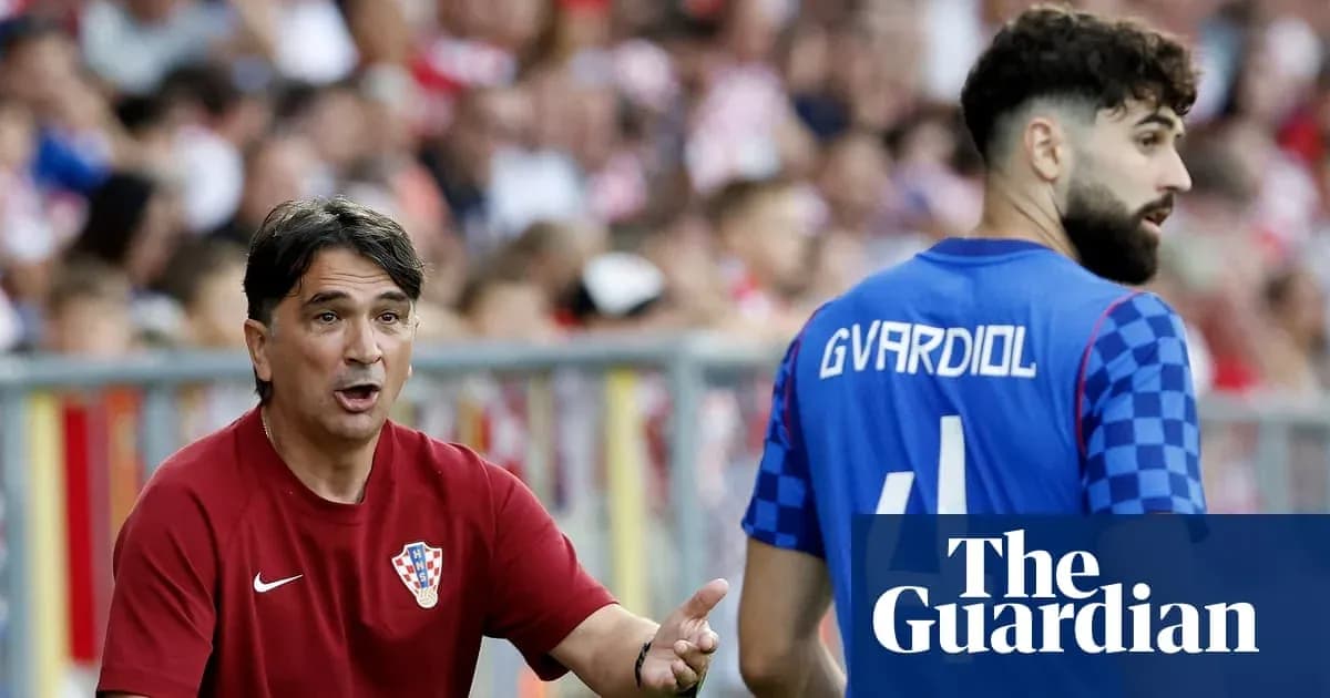Entrenador de Croacia hablando con jugador Gvardiol