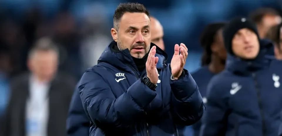 Entrenador aplaudiendo durante el partido