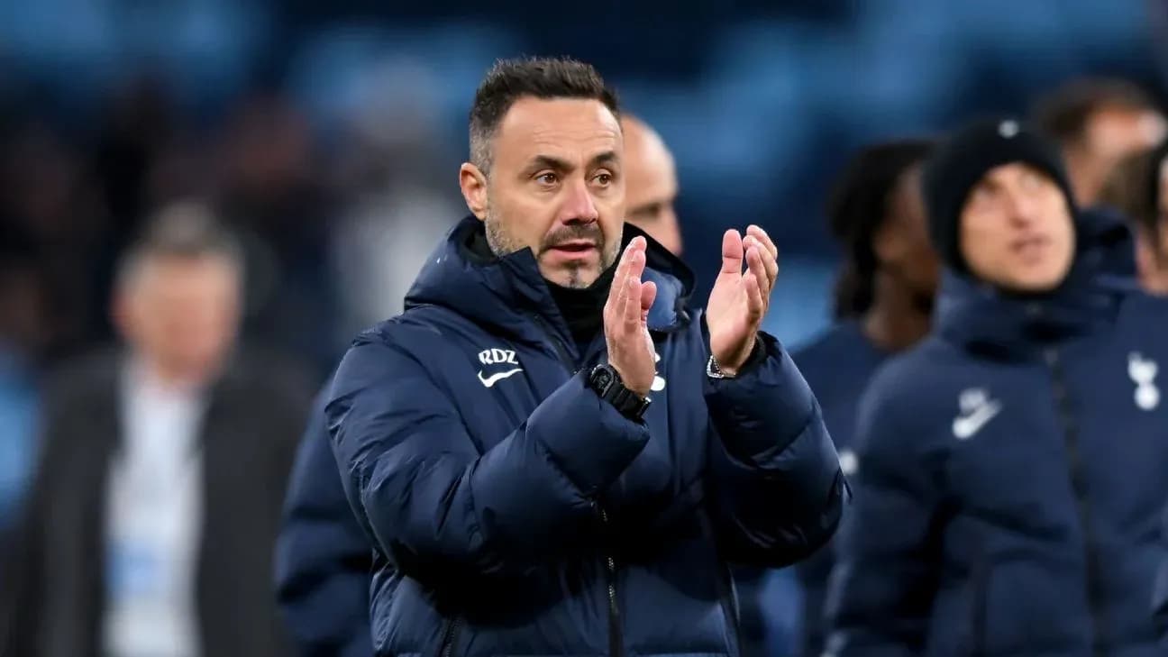 Entrenador aplaudiendo durante el partido
