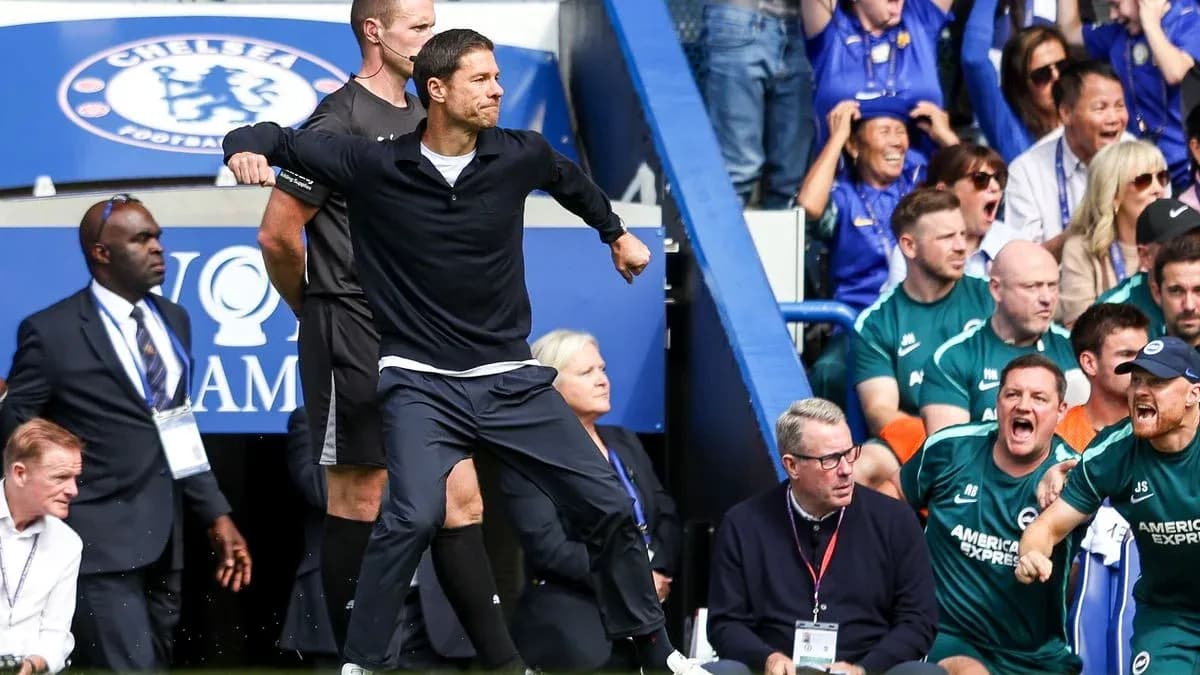 Entrenador gesticulando en la línea de banda