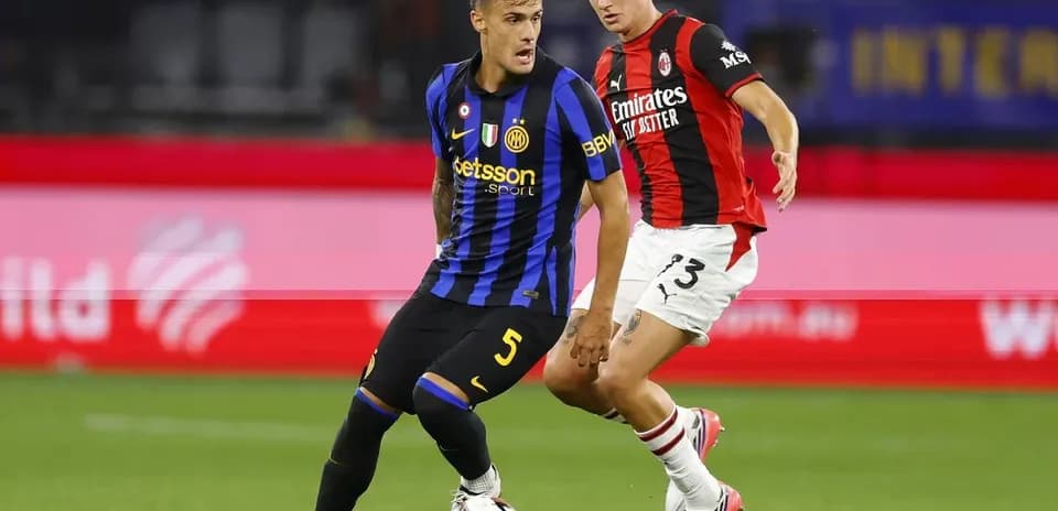 Dos jugadores compitiendo por el balón en un partido