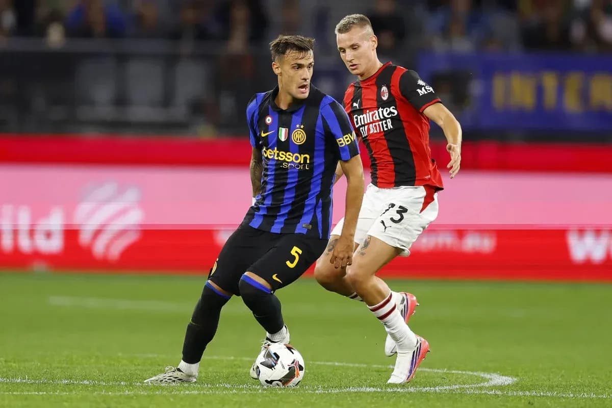 Dos jugadores compitiendo por el balón en un partido