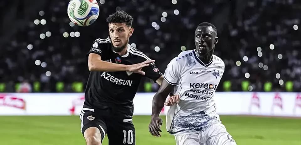 Jugador de Qarabag persigue el balón contra Vestri