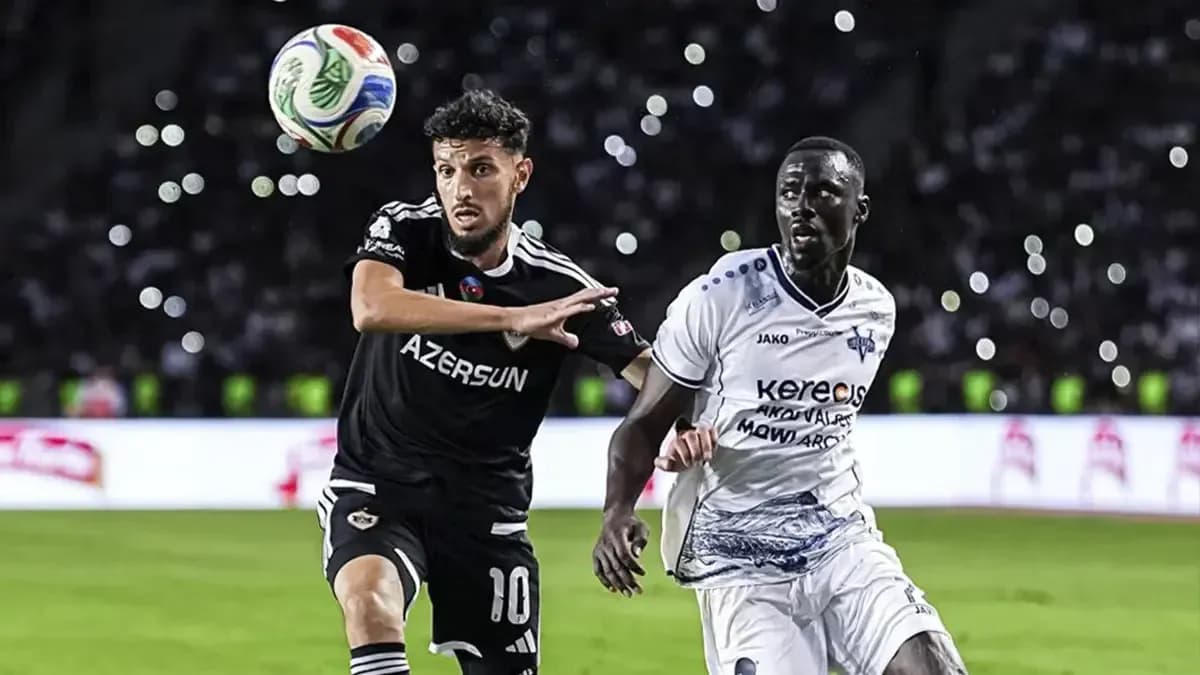 Jugador de Qarabag persigue el balón contra Vestri