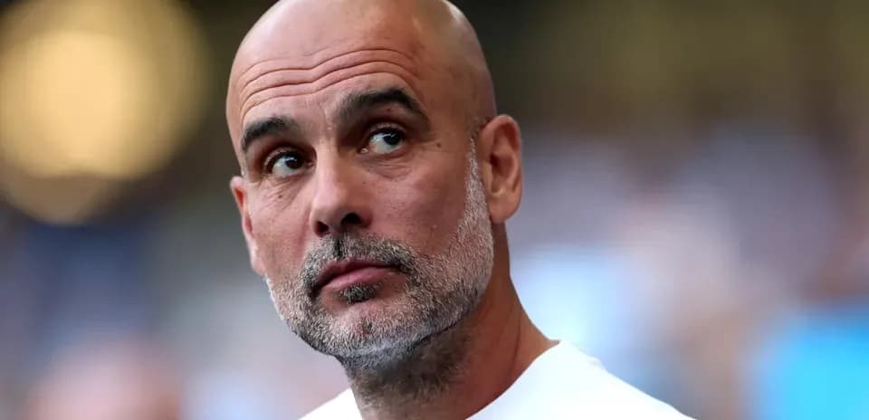 Entrenador observando el partido desde la línea lateral