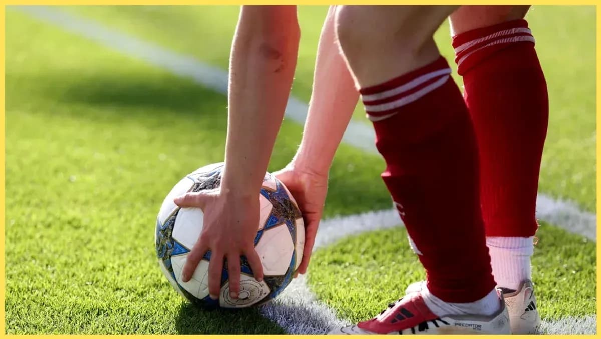 Jugador colocando el balón en la línea de banda