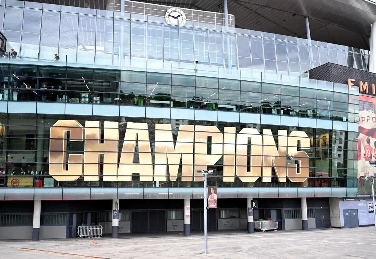 Palacio con la palabra 'CHAMPIONS' en grande