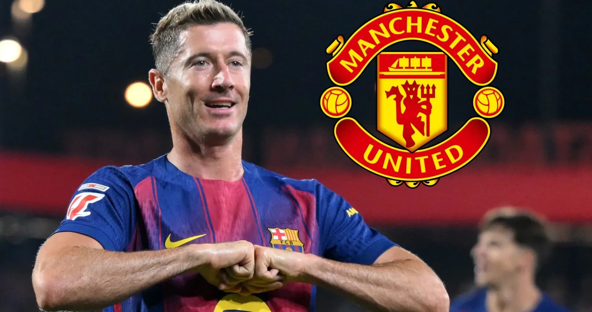 Jugador de Barcelona celebrando con el escudo de Manchester United