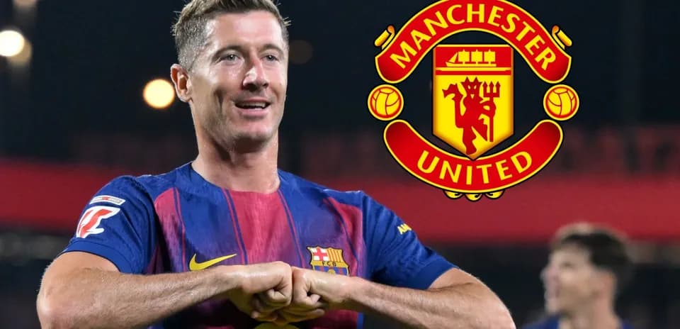 Jugador de Barcelona celebrando con el escudo de Manchester United