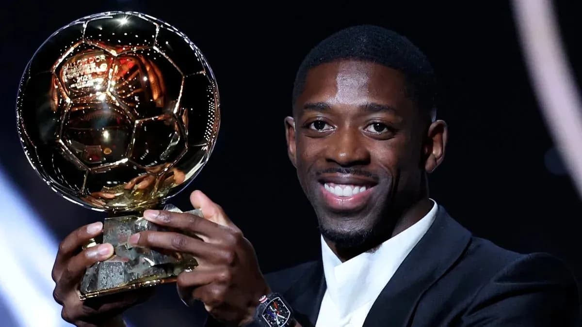 Jugador sosteniendo el Balón de Oro en ceremonia