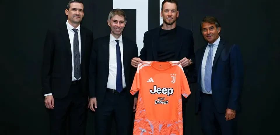 Presentación de jugador con camiseta de Juventus