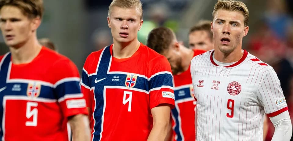 Jugadores de Noruega y Dinamarca en el campo