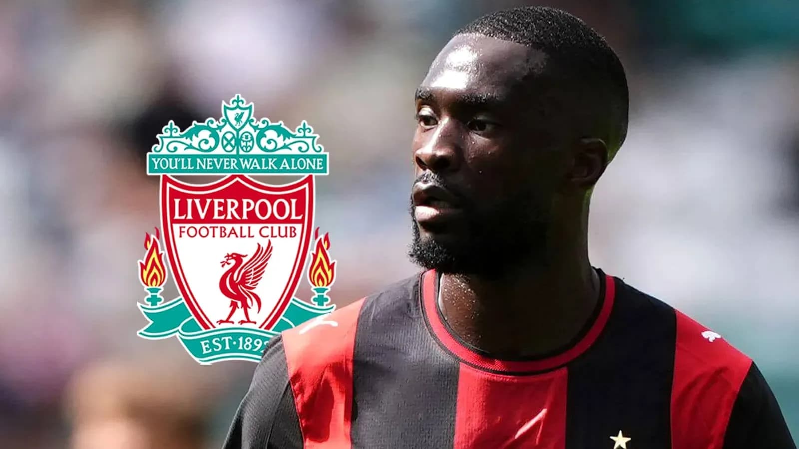 Jugador en uniforme con logo de Liverpool de fondo