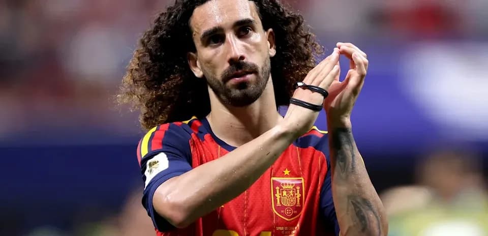 Jugador aplaudiendo en partido de fútbol con España