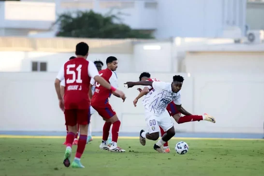 Jugador de Al Ain U23 driblando contra Al Sharjah U23