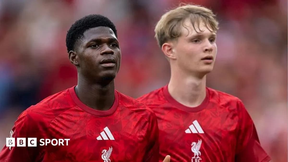 Dos jugadores de Liverpool en el campo