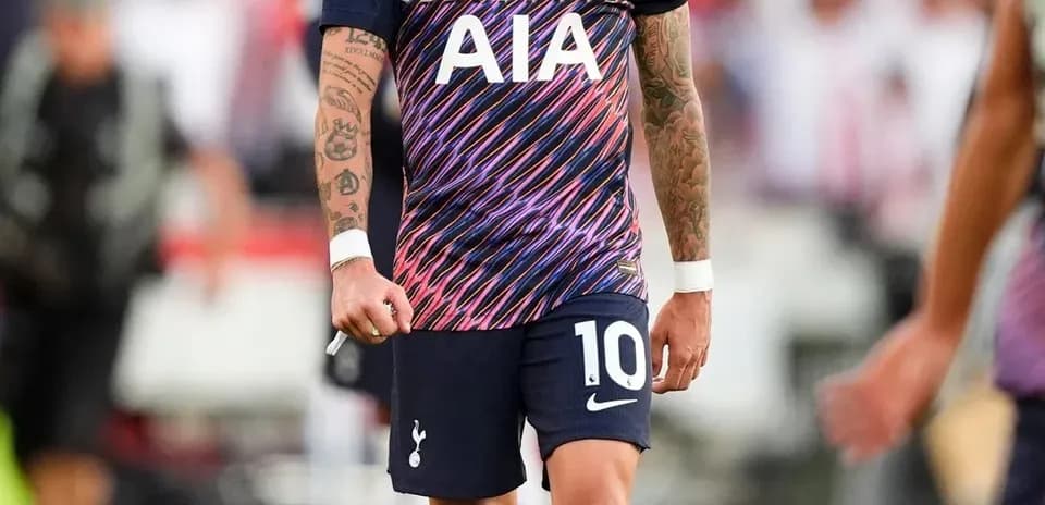 Jugador de Tottenham caminando en el campo de juego