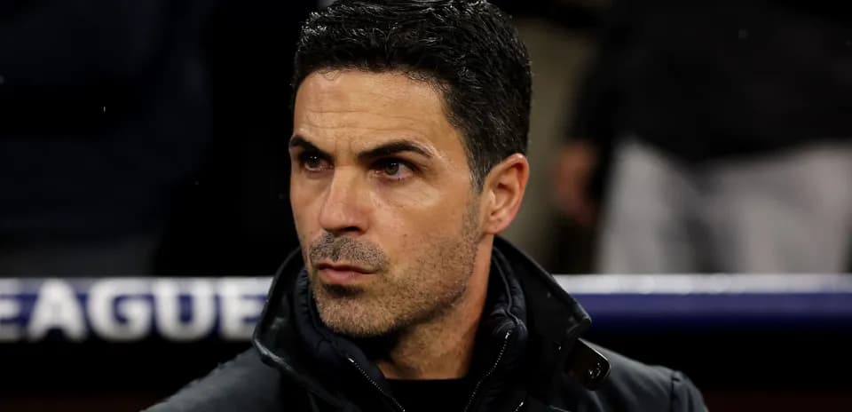 Entrenador observando el partido desde la banca