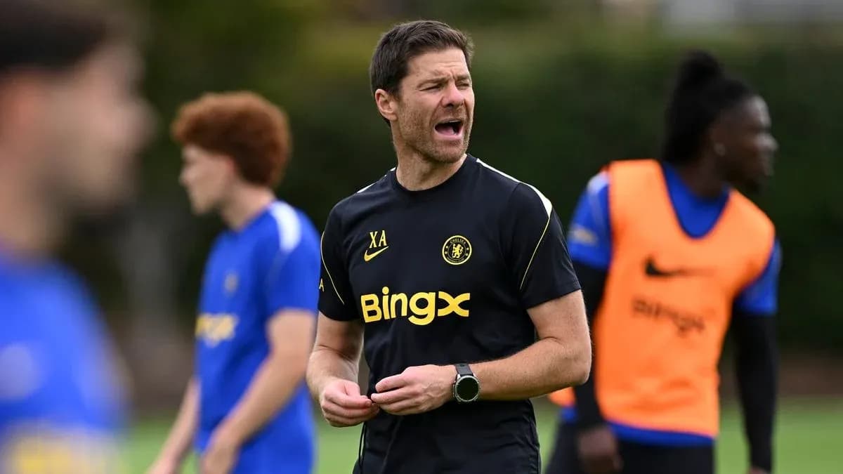 Entrenador dirigiendo la sesión de entrenamiento del equipo