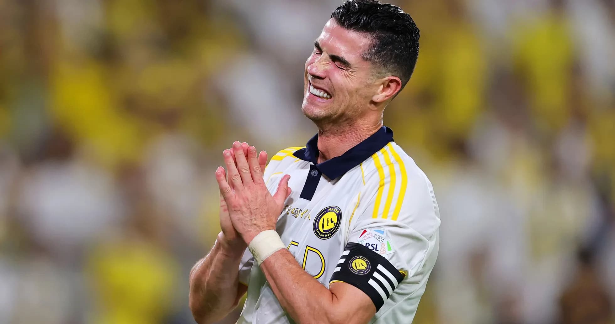 Jugador de Al Nassr celebrando en el campo