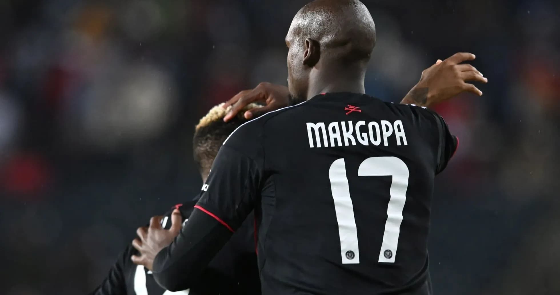 Jugadores celebrando en el campo de fútbol