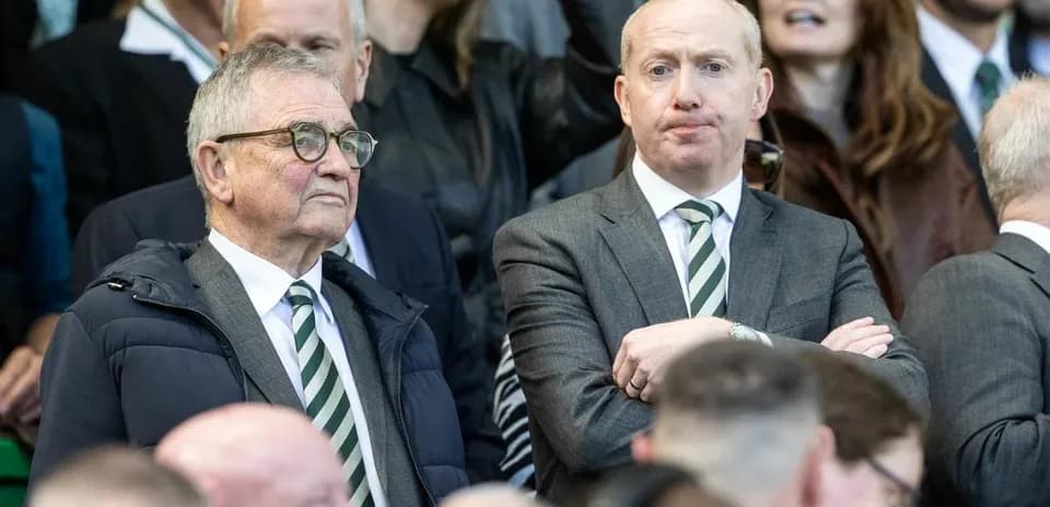 Dos hombres en la tribuna durante un partido