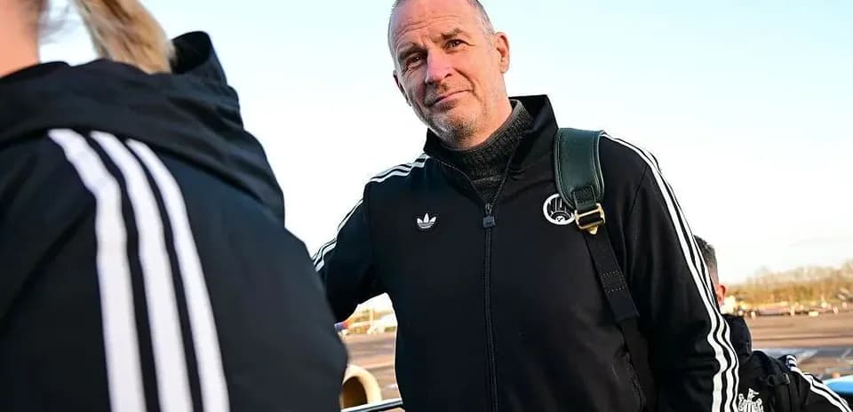 Entrenador de pie en el aeropuerto con equipo