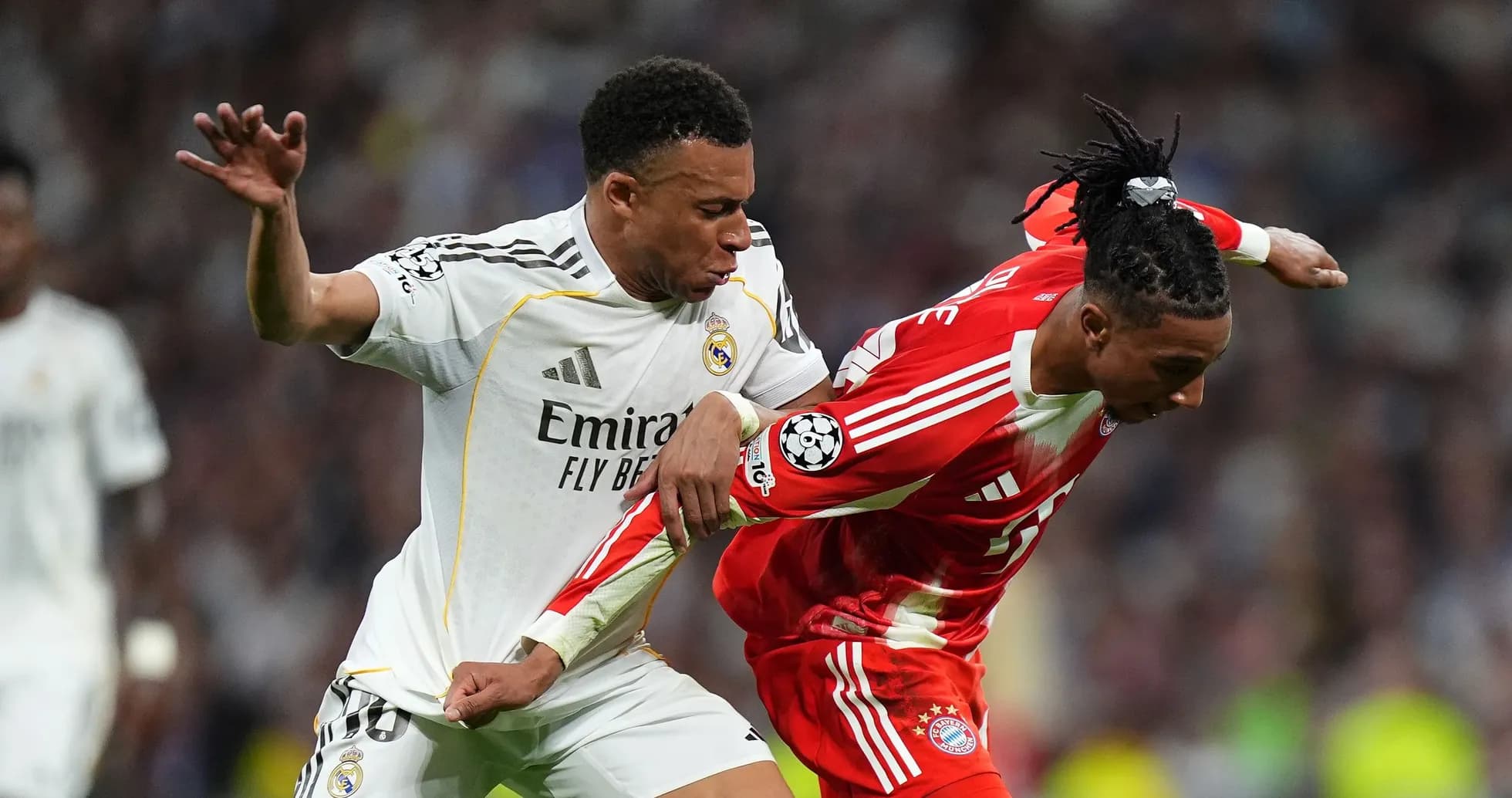 Jugador de Real Madrid y Bayern luchando por el balón